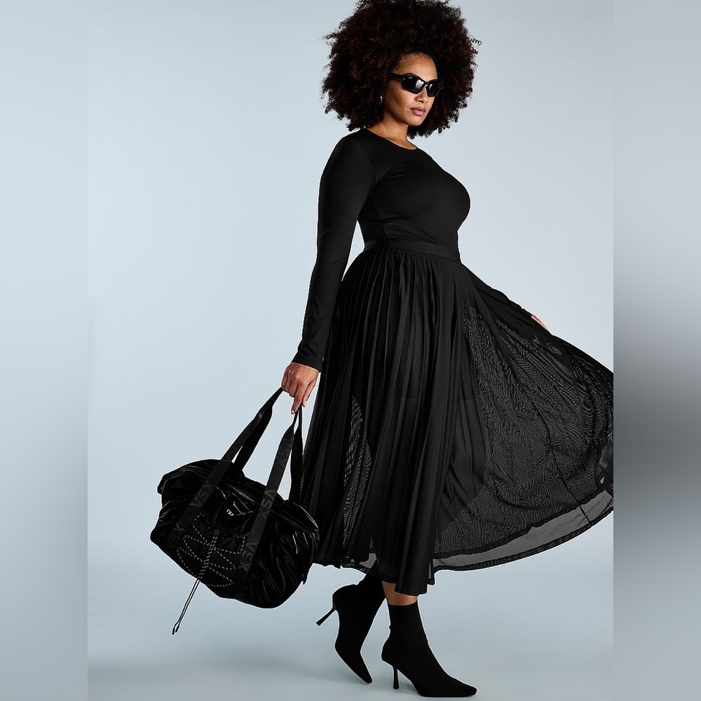 Victoria’s Secret VSX Sport Duffle in “Black Shark”, NWT!